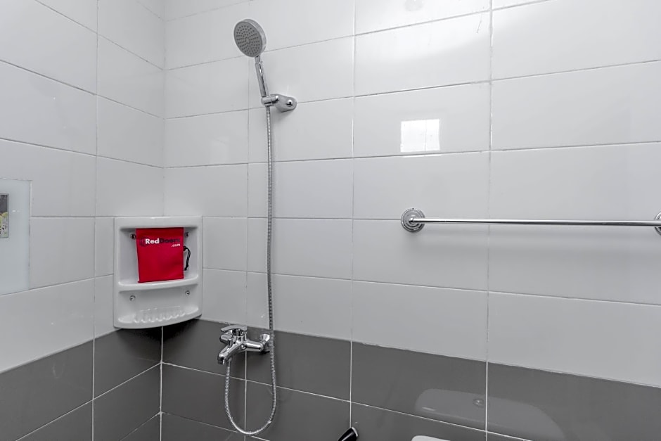 RedDoorz Plus @ Cipete Damai