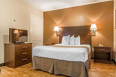 Efficiency Queen Room - Accessible/Non-Smoking