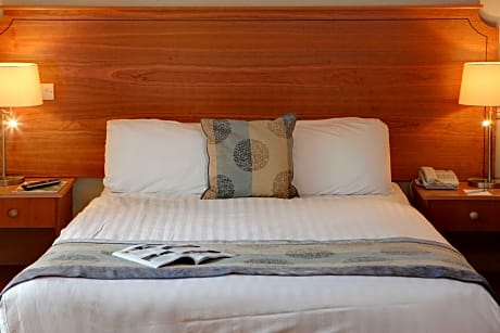 1 Double Bed Non-Smoking Small Room