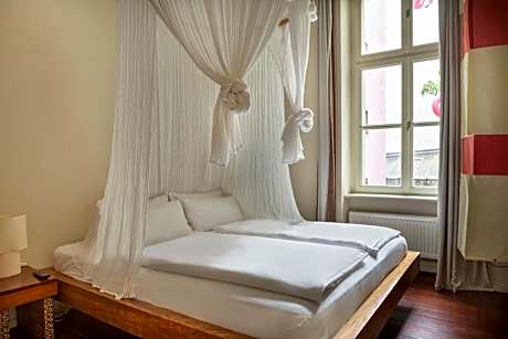 Large Studio with Kitchenette and Sofa Bed