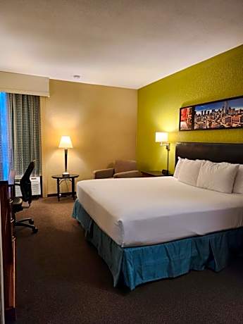 Deluxe King Room with Roll-In Shower - Mobility/Hearing Accessible - Non-Smoking