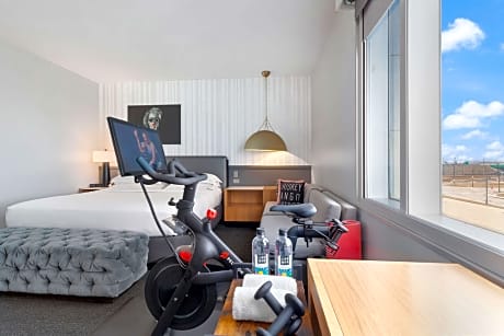 1 King Corner Room With Peloton Bike
