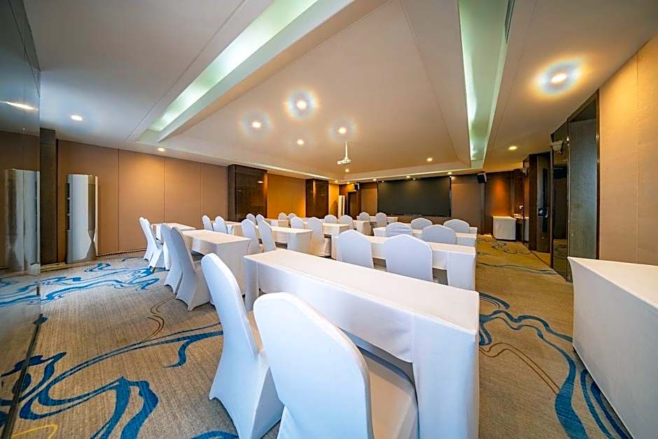 IU Hotels· Lanzhou Xike Station Huanghelou Branch