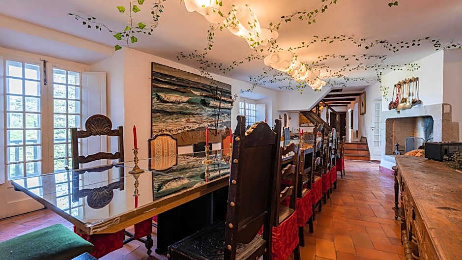 Sintra WOW - Unique double Smart Room in 17th century Palace! Hot tub, Snooker, BBQ, PS5, Sauna, Gym