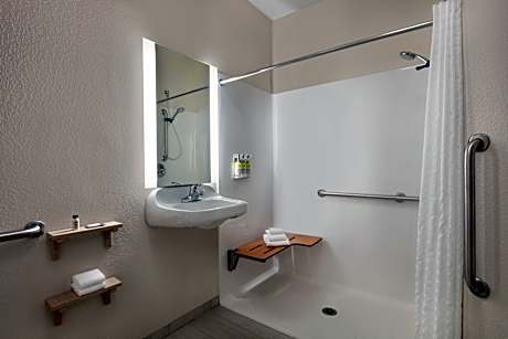 2 Dble Studio Ste Comm Access Roll Shwr