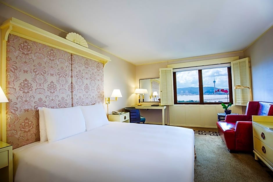 Photo 1 of 6 of 1 King Bed, Harbor View