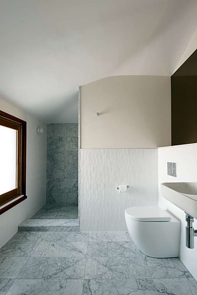 Garde and Warders Hotel