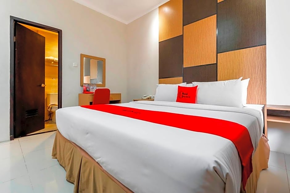 RedDoorz Plus near Pantai Losari