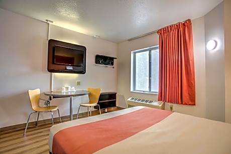 1 Queen Bed | Mobil Access Tub Nsmk Micfridg