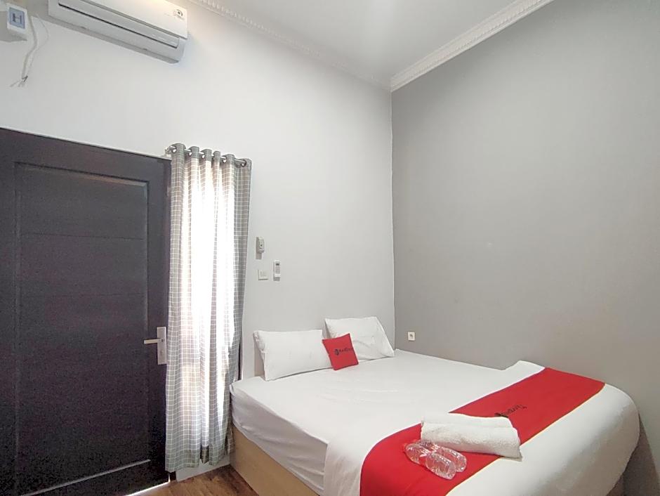 RedDoorz near Graha Saba Buana 2