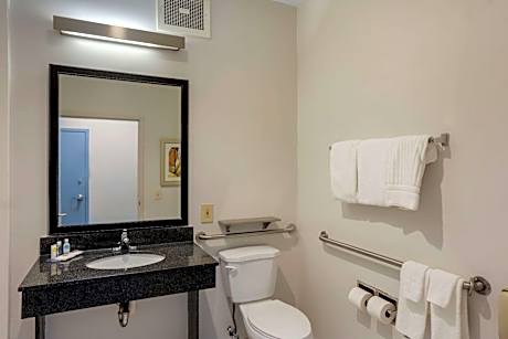 King Suite with Tub - Accessible/Non Smoking