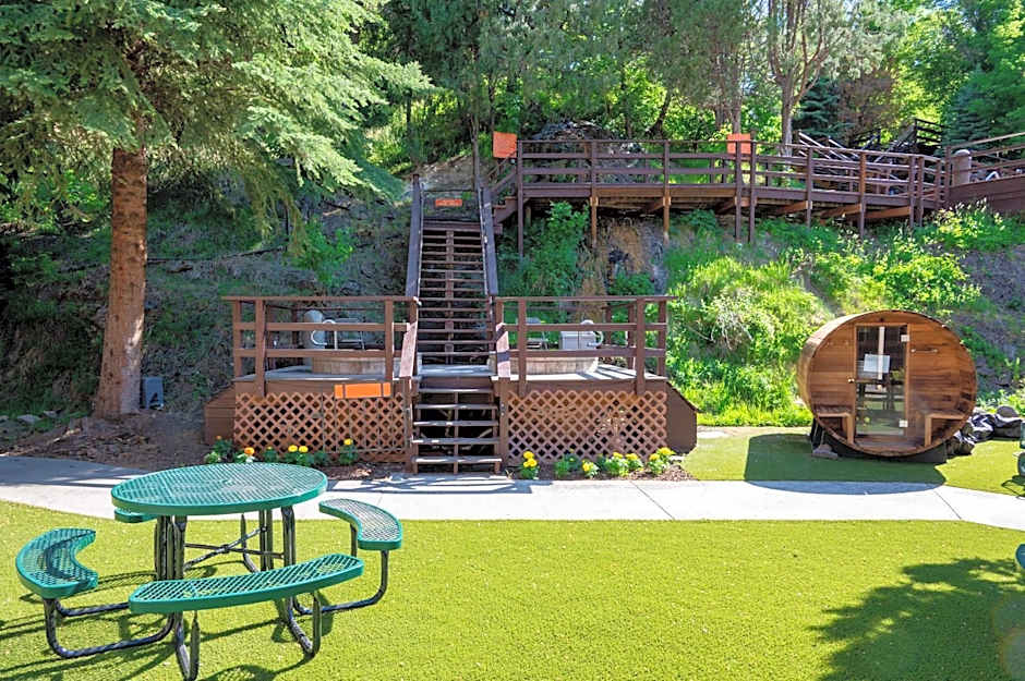 Box Canyon Lodge and Hot Springs