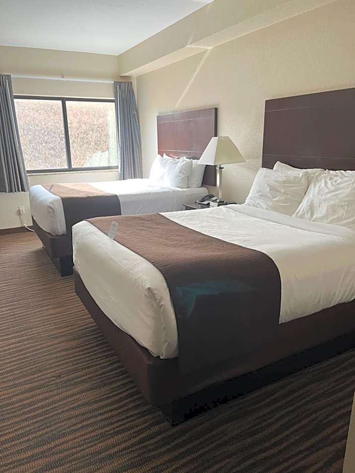 Cobblestone Inn & Suites - Denison | Oak Ridge