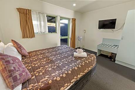 One-Bedroom Apartment with Hot Tub