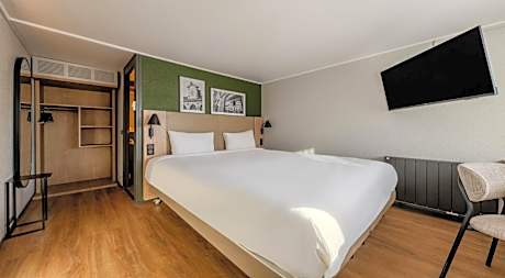 Standard Room - 1 Queen Bed