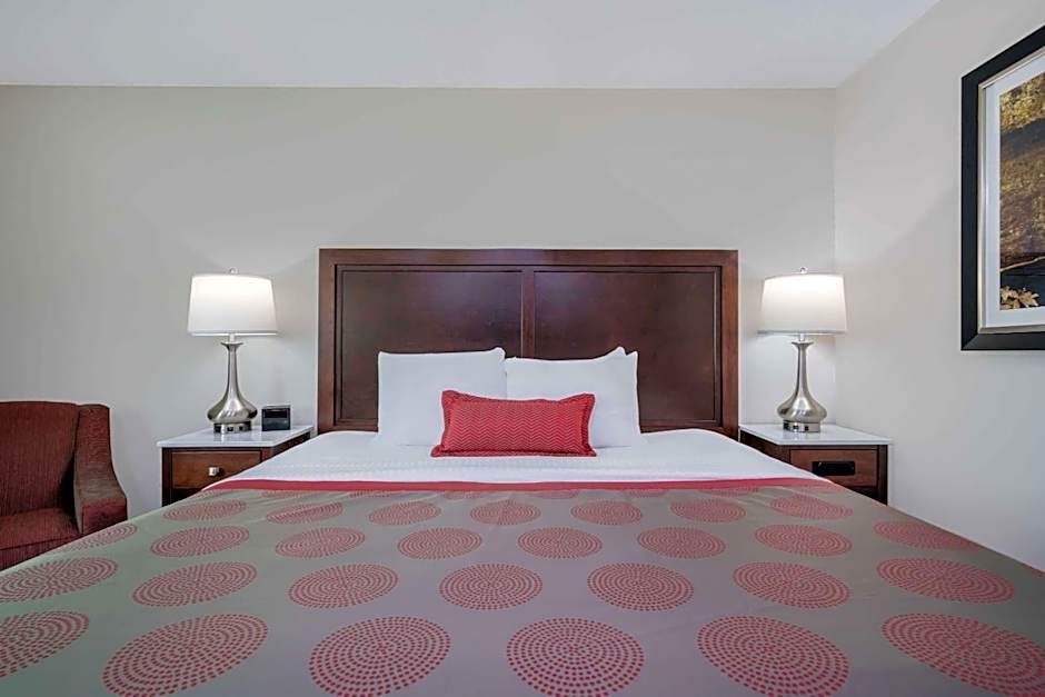 Ramada by Wyndham Minneapolis Golden Valley