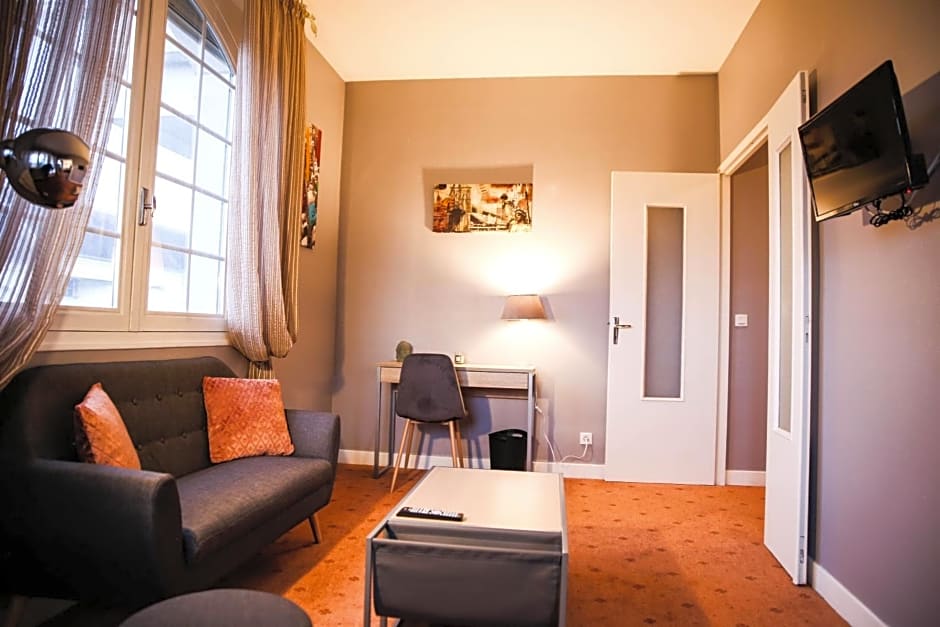 Aux Portes du Château