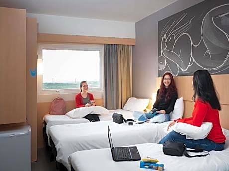 Standard Room With Three Single Beds