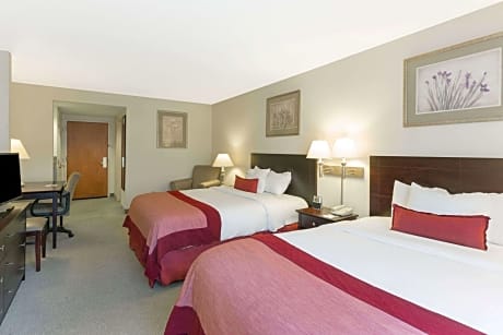 1 King Mobility/Hearing Accessible Ri Shower