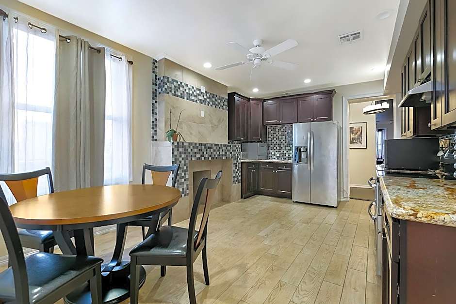 Modern 4BR Penthouse in Downtown by Hosteeva
