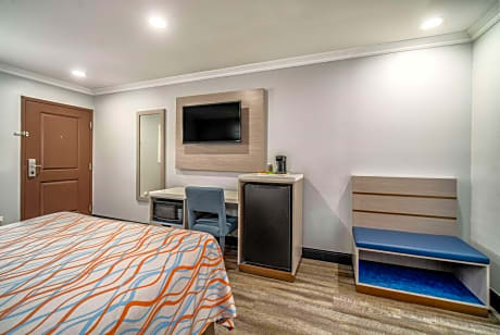 Queen Room with Mobility/Hearing Access - Non-Smoking