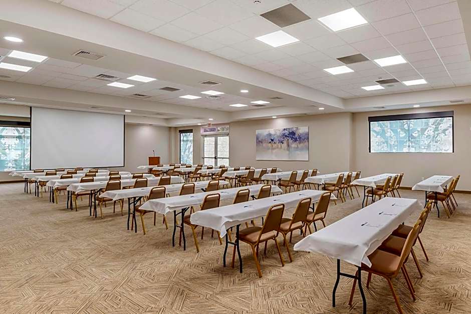 Best Western Plus Crossroads Inn & Suites