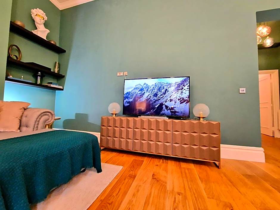 Stunning Hyde Park Home, Ground Floor Maisonette, Duplex, near Tube Metro Stations