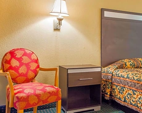 Queen Room - Non-Smoking