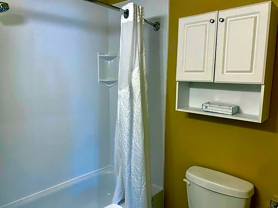 Large Townhouse, Lower Floor with AC, City Center