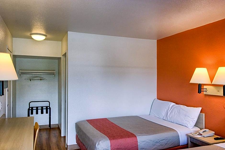 Motel 6-Everett, WA - North