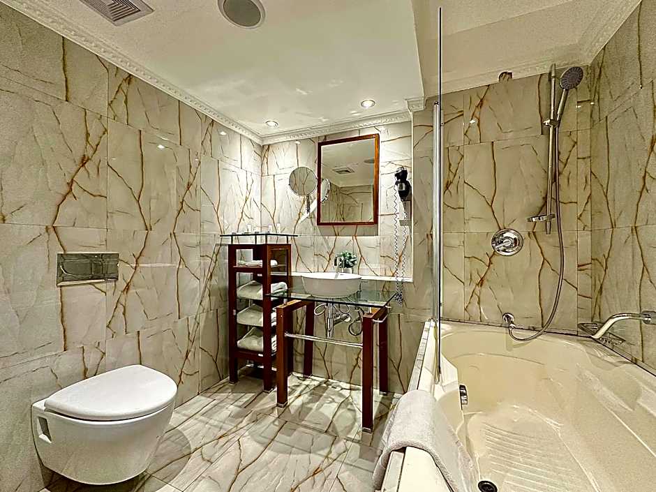 Victoria Crown Plaza Hotel