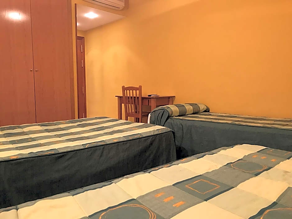 Hotel Los Leones, el más cercano a Warner