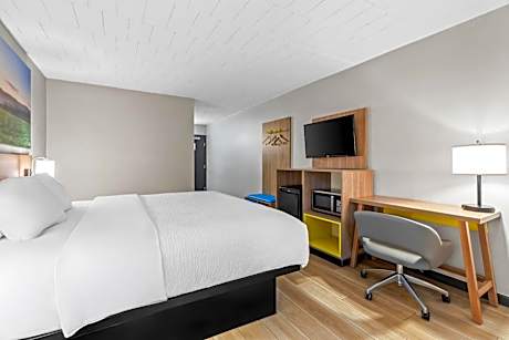 1 King Bed, Mobility Accessible Room, Non-Smoking
