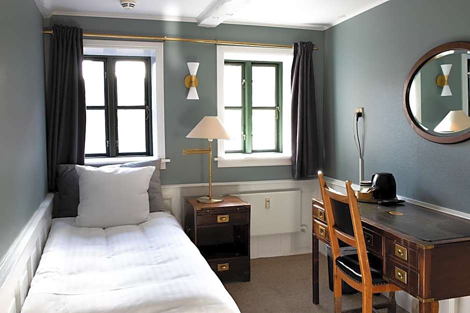 Photo 1 of 4 of Single Room