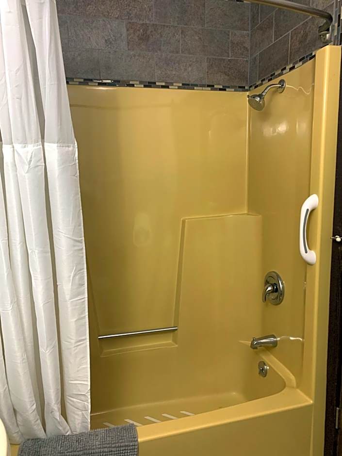Bridge Inn Tomahawk -1st Floor, 2 Queen Size Bed, Walkout, River View