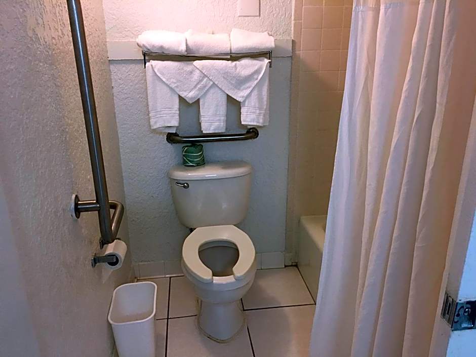 Days Inn & Suites by Wyndham Fort Pierce Midtown