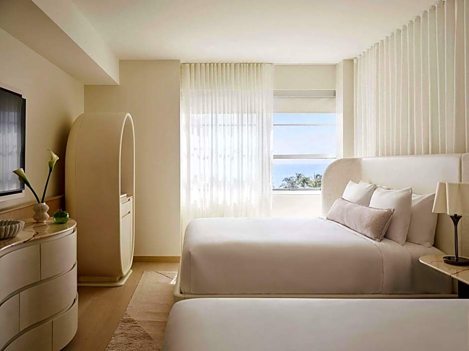 Foto 1 de 7 de 1 King Bed Suite, Partial Ocean View