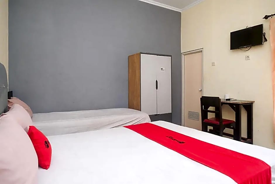 RedDoorz @ Golden Inn Tugu Yogyakarta
