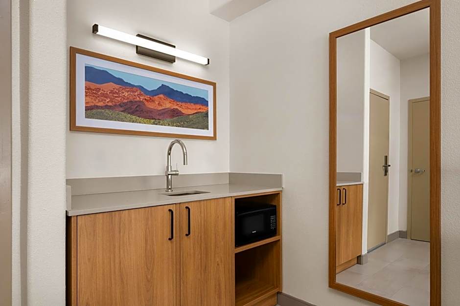 Hampton Inn & Suites Ontario