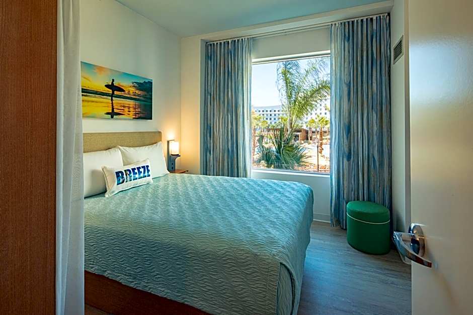Photo 1 of 6 of Park 2 Bedroom Suite, Pool View