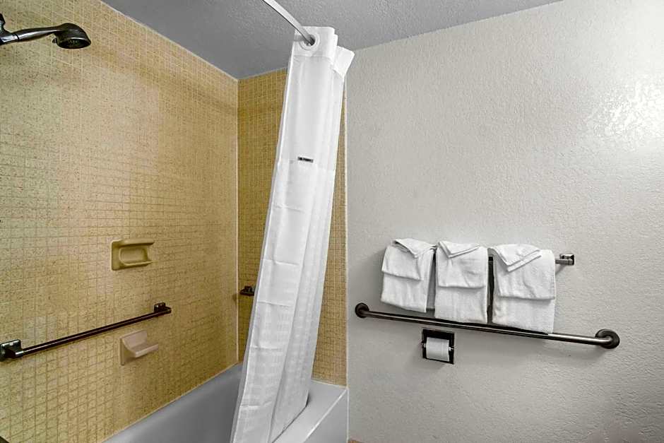 Howard Johnson by Wyndham Vero Beach / Downtown