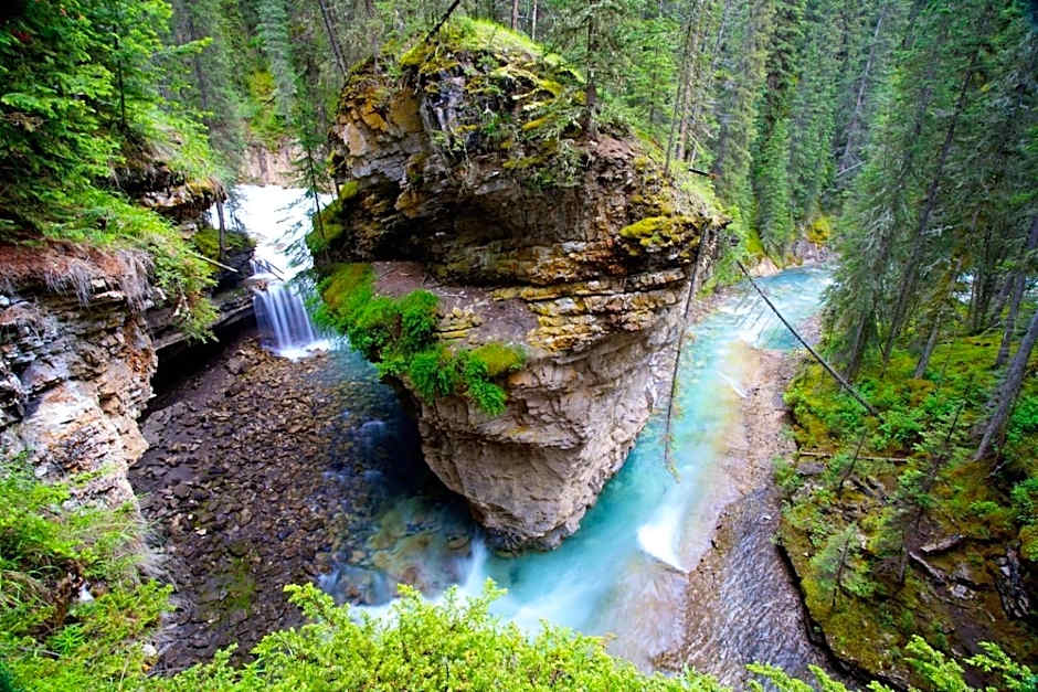 Johnston Canyon Lodge & Bungalows