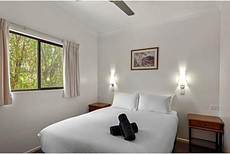 Deluxe 2 Bedroom Access Cabin – Sleeps 4