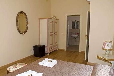 Large Double Room - Annex