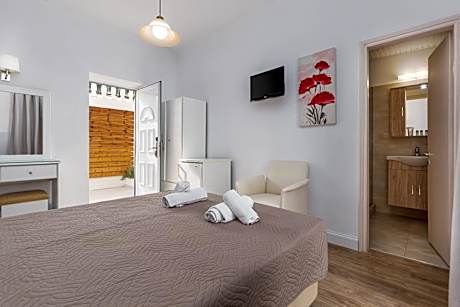 Bungalow with Garden View