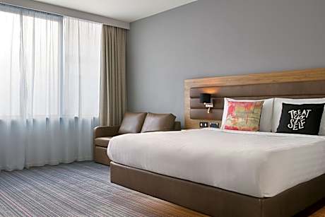 Room, 1 Queen Bed & Sofa, Accessible, Non Smoking (1 Double Bed)