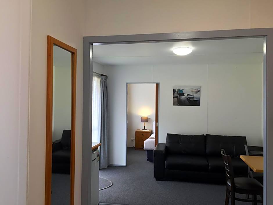 Regatta Point Tavern & Holiday Villas