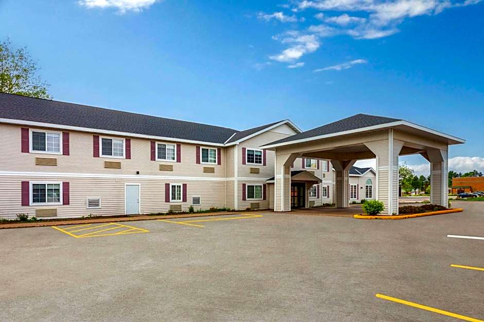 AmericInn by Wyndham Eagle River Downtown