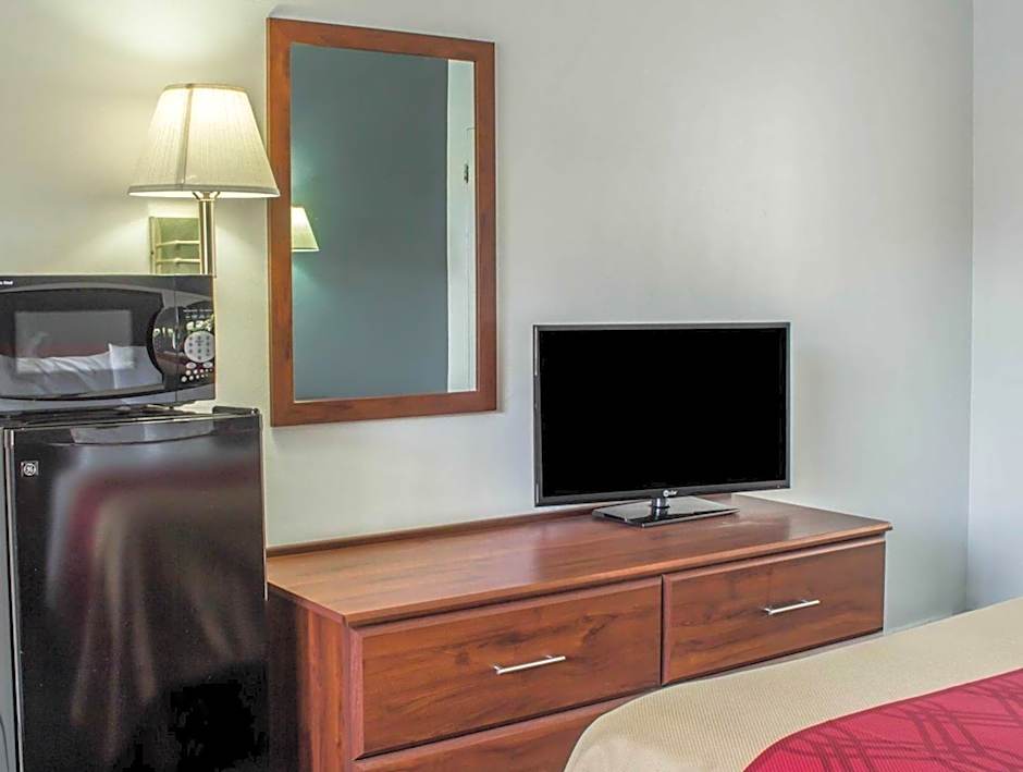 Econo Lodge University