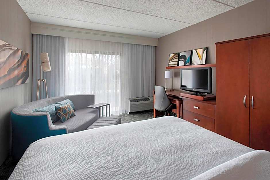 Photo 1 of 8 of 1 King Bed, Hearing/Mobility Accessible, Bathtub